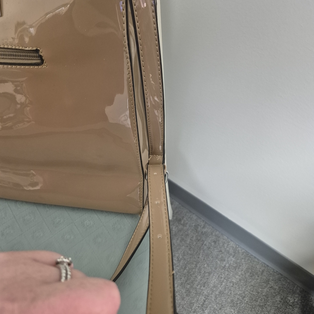 Elegant Tan Patent Leather Tote Bag - Picture 4 of 16